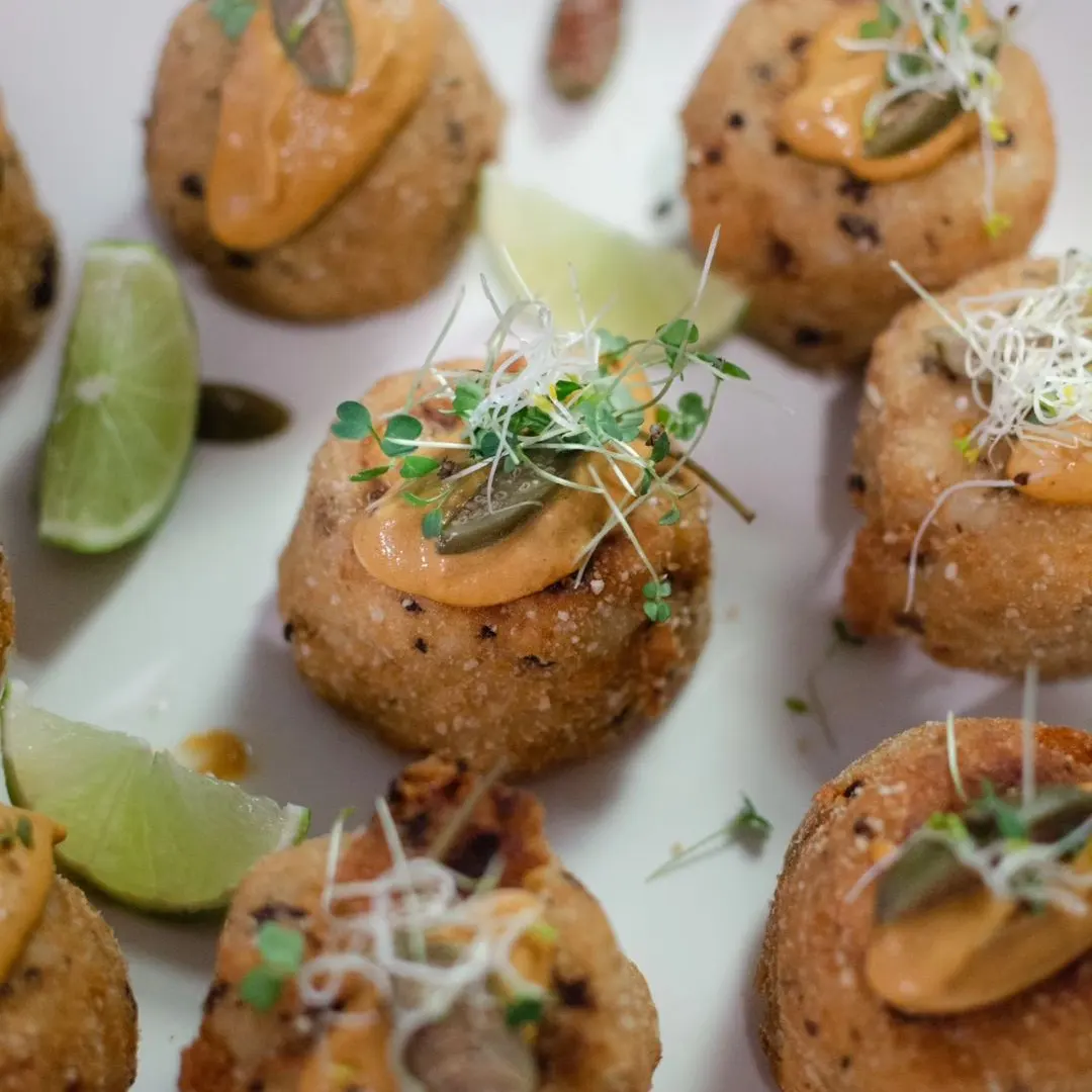 Croquetas de papa y aceitunas rellenas de carne de tempeh_ salsa romesco_alcaparrón
